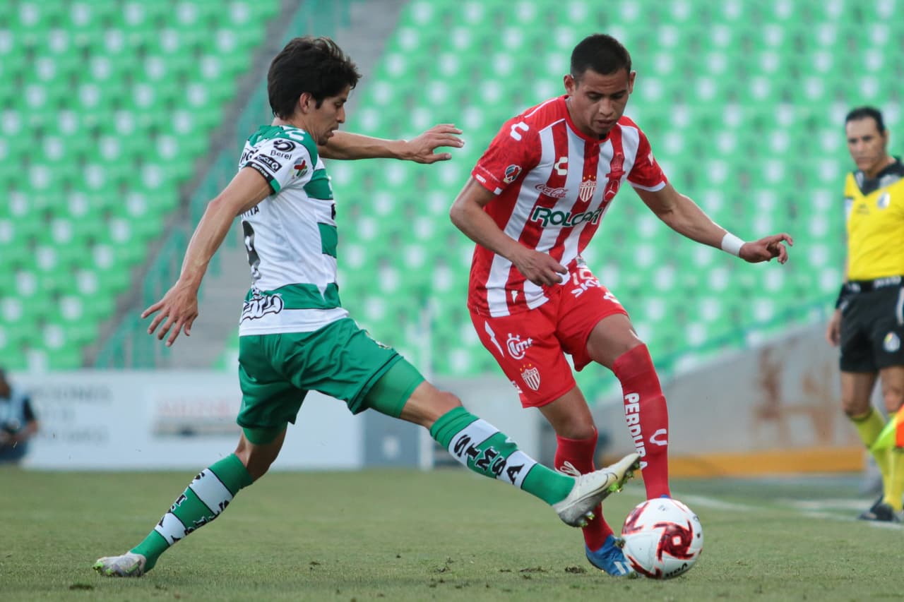 Al comienzo el juego ambos equipos tuvieron por momentos el balón sin conseguir profundidad.