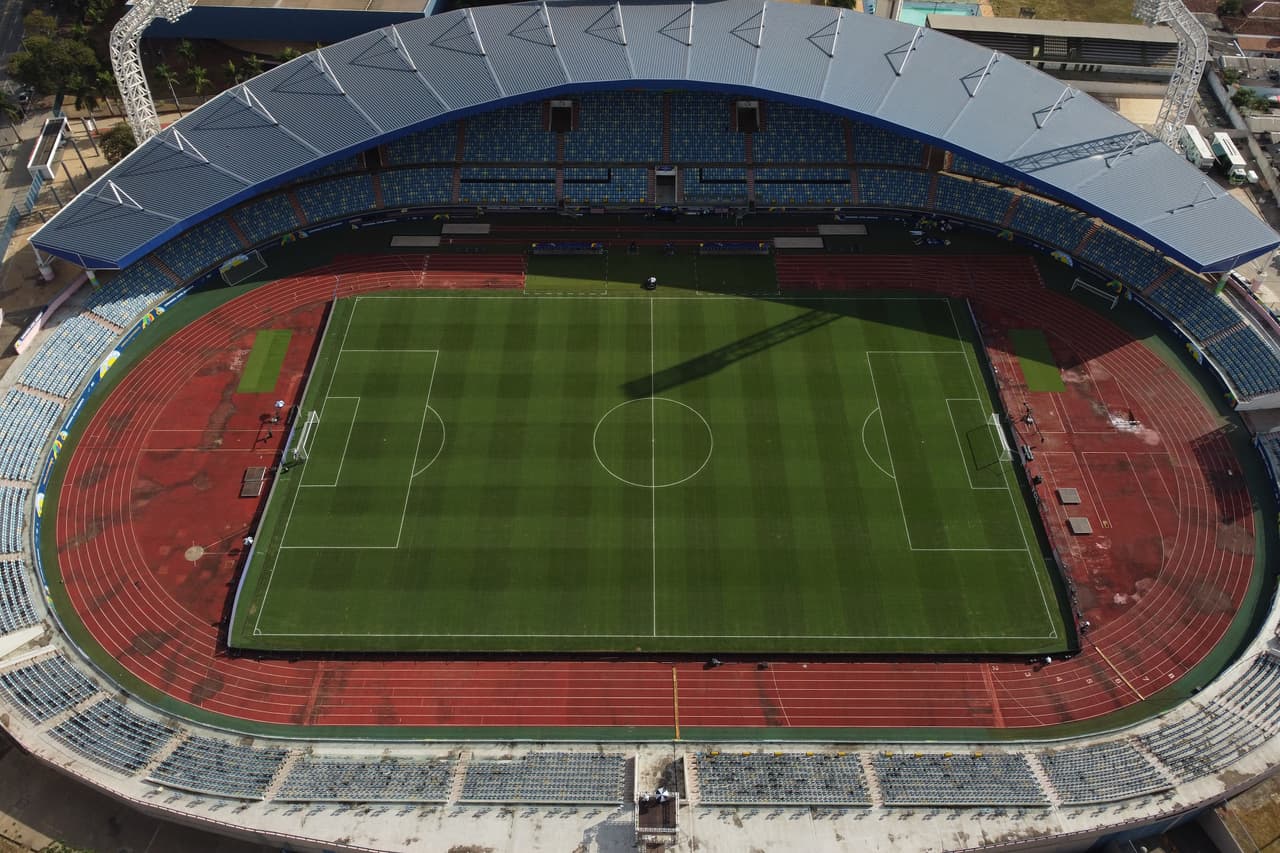 Bolivia se adelantó con un penalti, pero Paraguay le dio la vuelta con un doblete de Ángel Romero y otro tanto de Alejandro Romero.