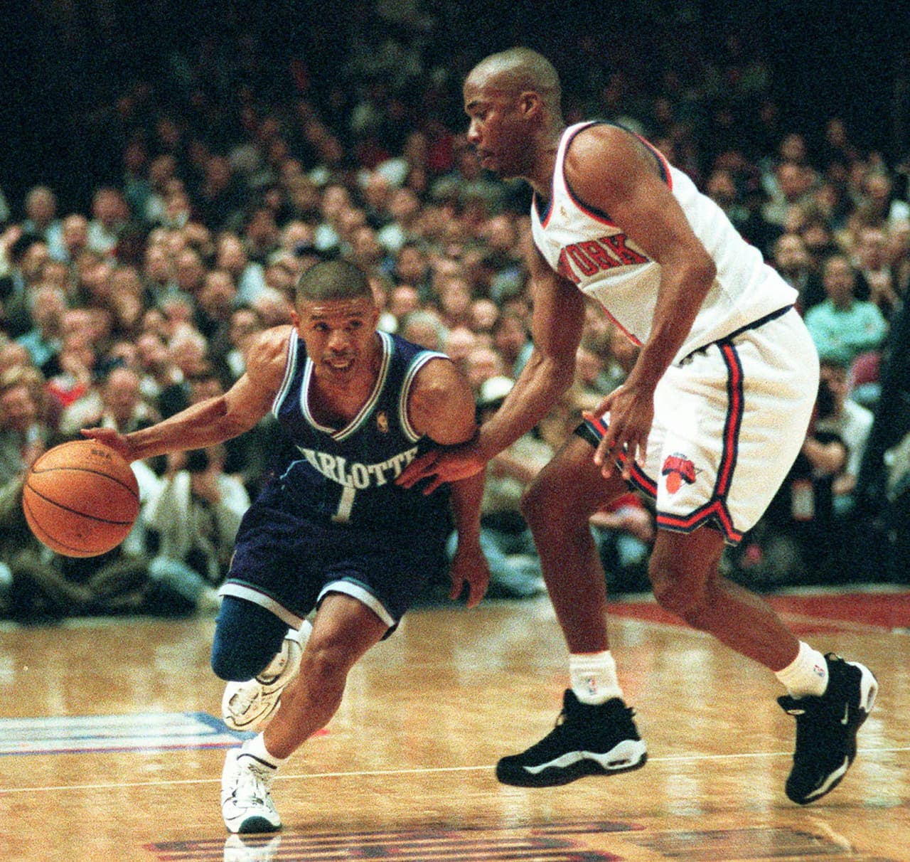 Muggsy Bogues (base), jugando para los Charlotte Hornets, fue uno de los cinco jugadores de la NBA que apareció en Space Jam junto a Michael Jordan.