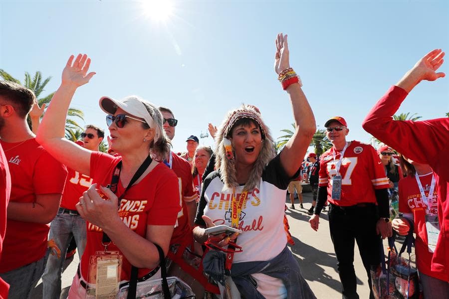 Así se vive el color en el Hard Rock Stadium de Florida previo al partido entre San Francisco 49ers y Kansas City Chiefs.
