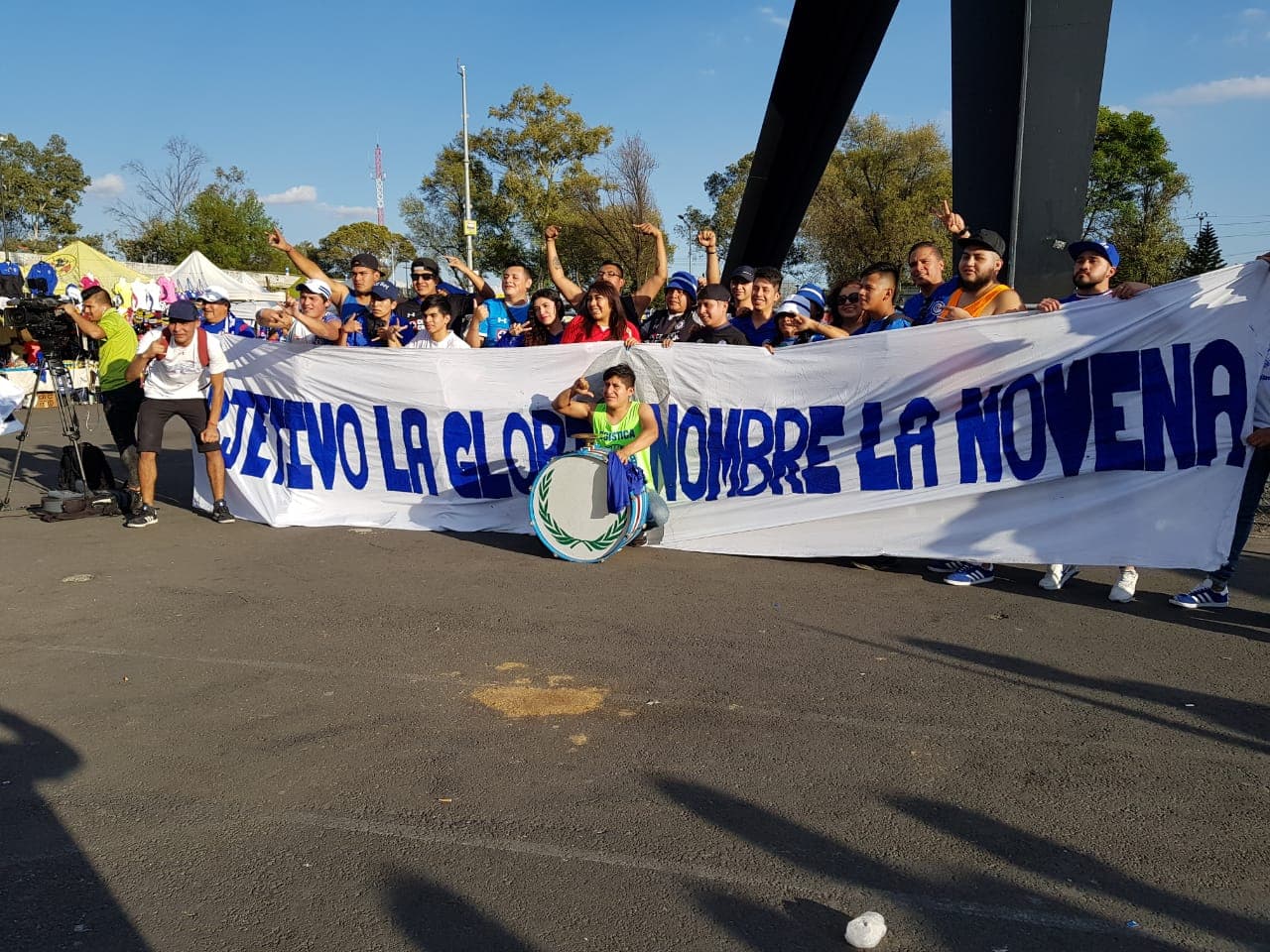 Gran cantidad de fanáticos en las afueras del Estadio Azteca a minutos de la Semifinal entre Cruz Azul y Monterrey.