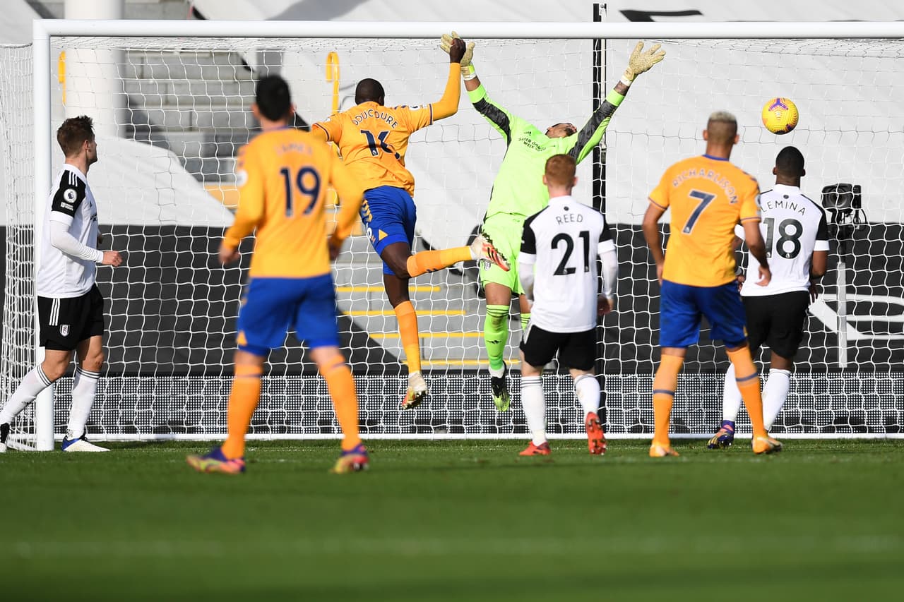 Con doblete de Dominic Calvert-Lewin y gol de Abdoulaye Doucouré, el Everton se impone ante el Fulham durante la novena jornada de la Premier League. Por parte de los Whites, Bobby Reid descontó al minuto 15, mientras que Ruben Loftus-Cheek anotó el segundo a los 70 minutos.