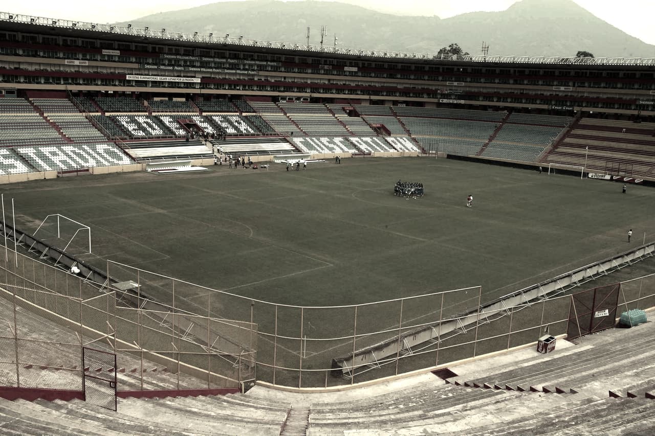 El aforo es el estadio más grande de Centroamérica, con una capacidad para 53,400 espectadores. El partido inaugural se dio entre la selección salvadoreña y el Borussia Monchengladbach de la Bundesliga el 24 de julio de 1976.
