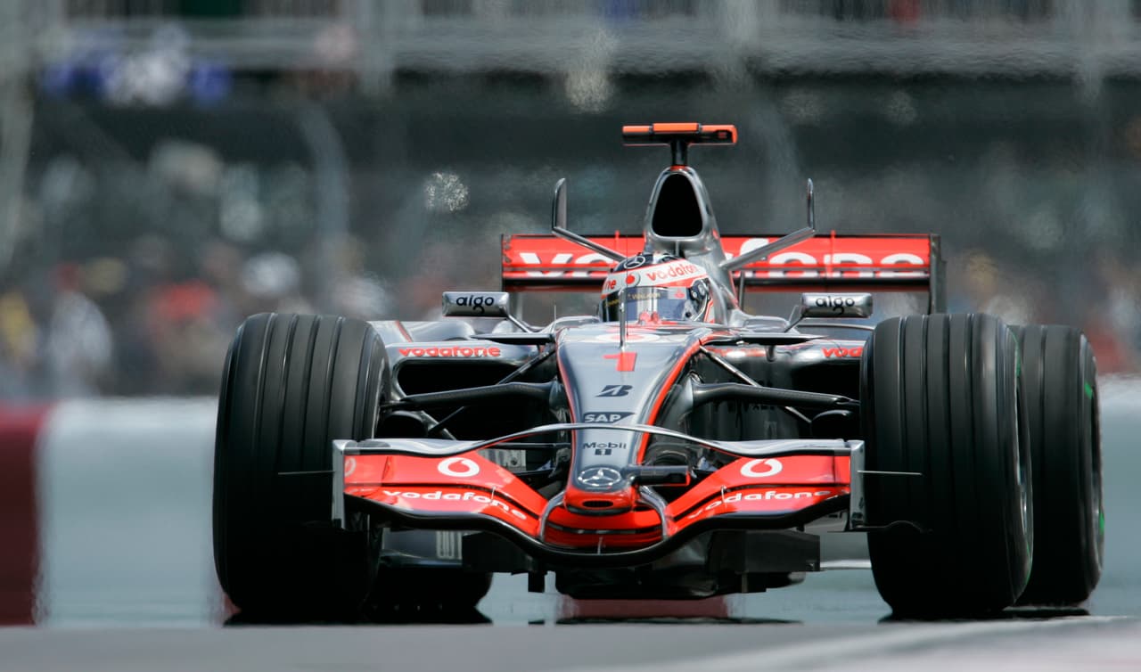 Hamilton estaba haciendo una gran carrera ya que estaba marcando buenos números y comenzaba a separarse del segundo lugar del tercero, que era su compañero Fernando Alonso.