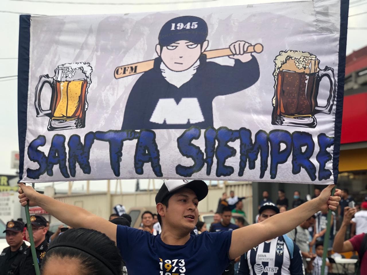 Este es el marco con el que las aficiones de los dos equipos regiomontanos se preparaban para alentar a Tigres y Rayados en el Clásico Regio edición internacional en la Final de la Liga Campeones de la Concacaf.