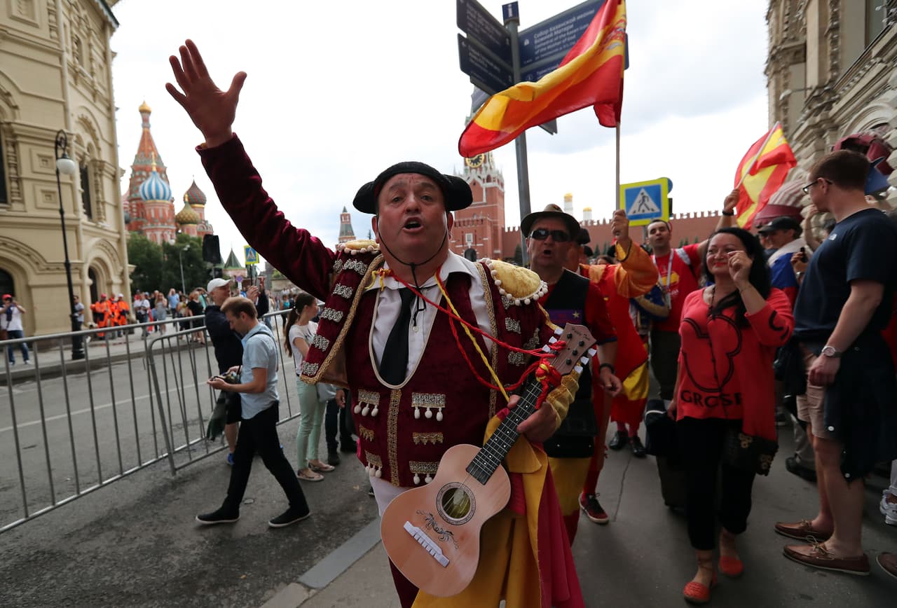 Los fanáticos del duelo entre Rusia y España viven una jornada especial en Moscú y en el estadio de Luzhniki en medio del partido de octavos de final del Mundial de Rusia 2018.