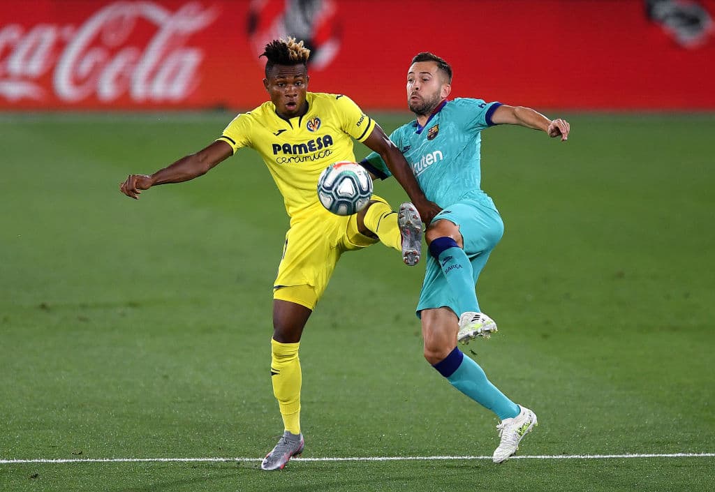 Samuel Chukwueze ogra quedarse con el balón y Jordi Alba llega tarde a la jugada y termina contactando el gemelo izquiero del mediocampista nigeriano.