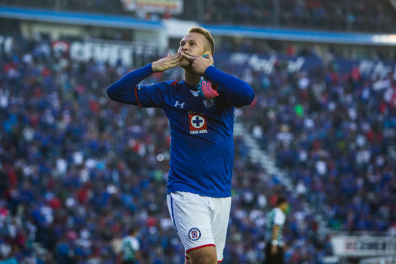 Alemao falta a los códigos y trapea con playera del América