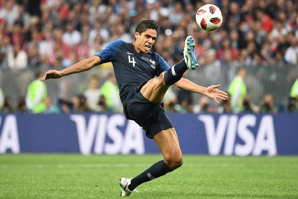 Raphael Varane es el único defensa en esta lista y el francés, campeón del Mundial con su país y de la Champions League con Real Madrid, es el único en lograr ese doblete este año. Brillante.