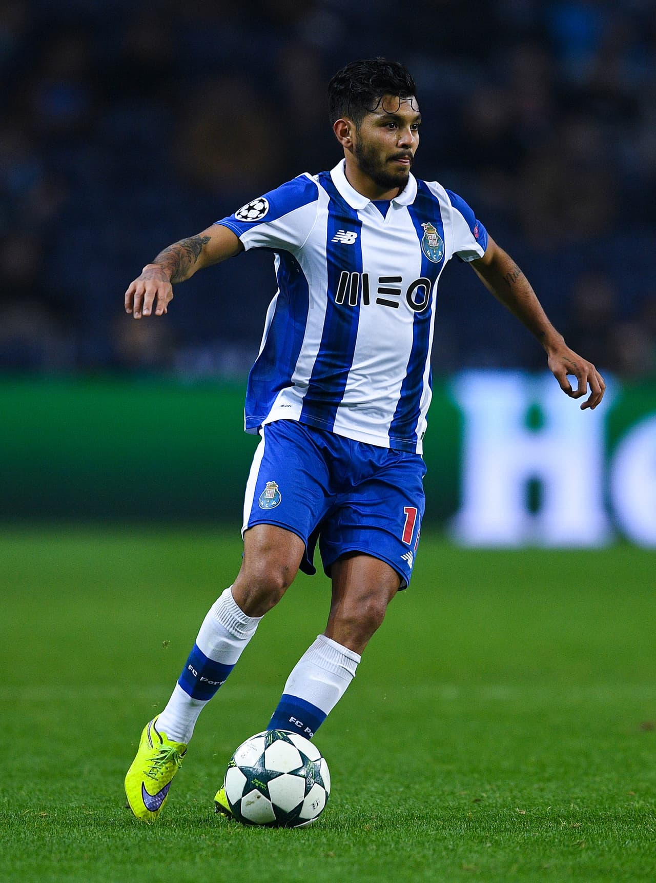 PORTO, PORTUGAL - DECEMBER 07: Jesus Corona of FC Porto runs with the ball during the UEFA Champions League match between FC Porto and Leicester City FC at Estadio do Dragao on December 7, 2016 in Porto, Porto. (Photo by David Ramos/Getty Images)