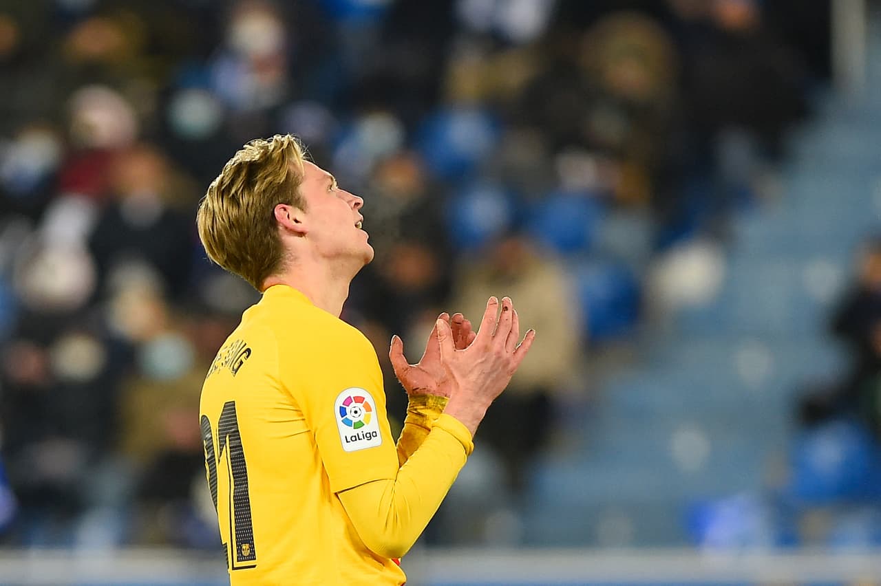 El Barcelona batalló mucho para vencer al Alavés, uno de los peores de LaLiga, pero al final lo hizo con un gol de Frenkie de Jong.