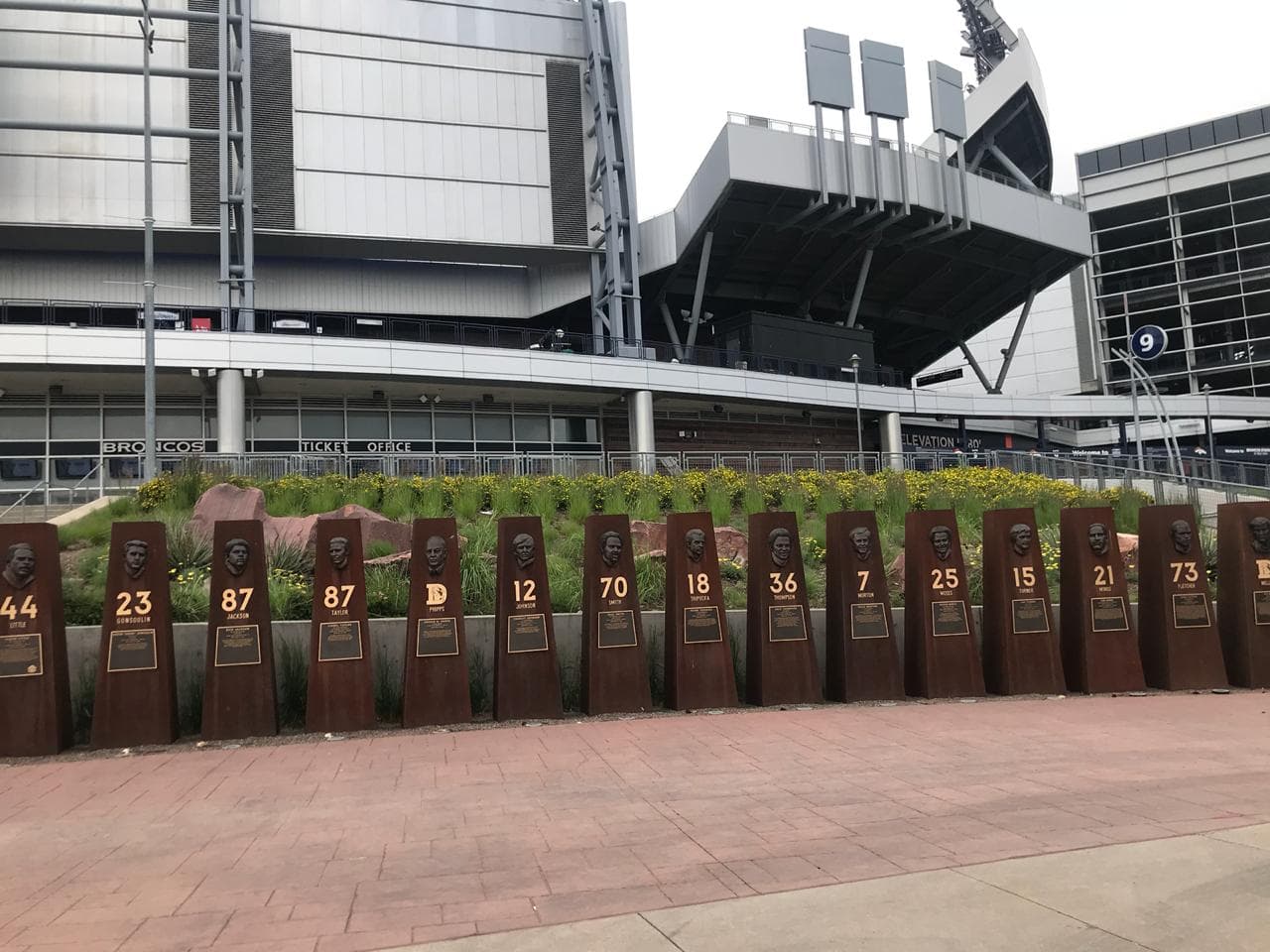 Este es un monumento a las afueras del estadio, donde se hallan los números retirados de la organización de los Broncos, grandes jugadores que han forjado la historia del equipo.