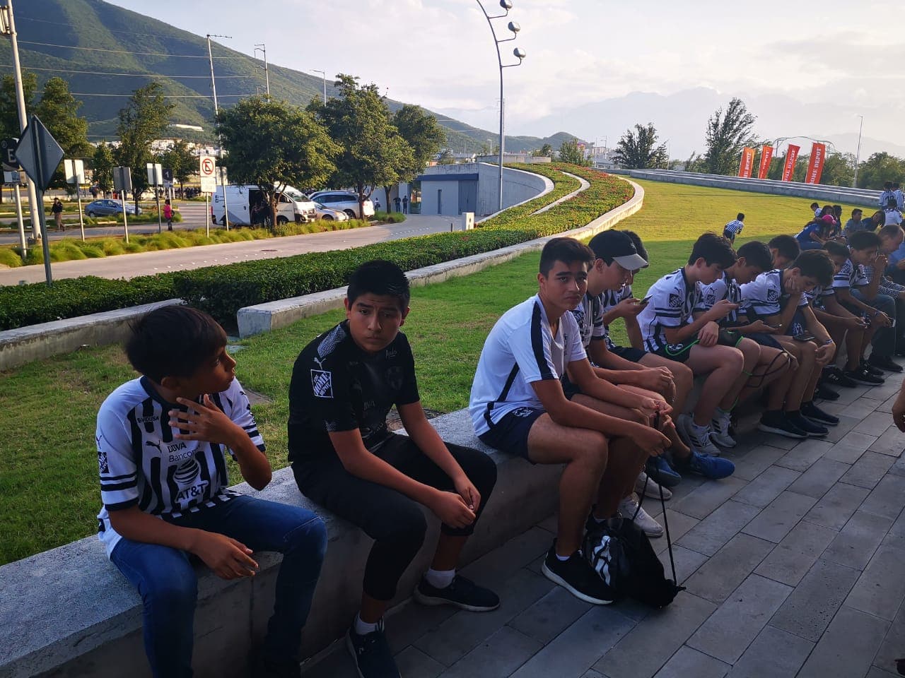 Este es el color de la Semifinal del Clausura 2019 entre Rayados del Monterrey y Tigres de la UANL en una edición más del Clásico Regio. Las aficiones de los dos equipos acudieron al llamado y no iban a perderse la ocasión de apoyar a sus amados clubes en el BBVA.