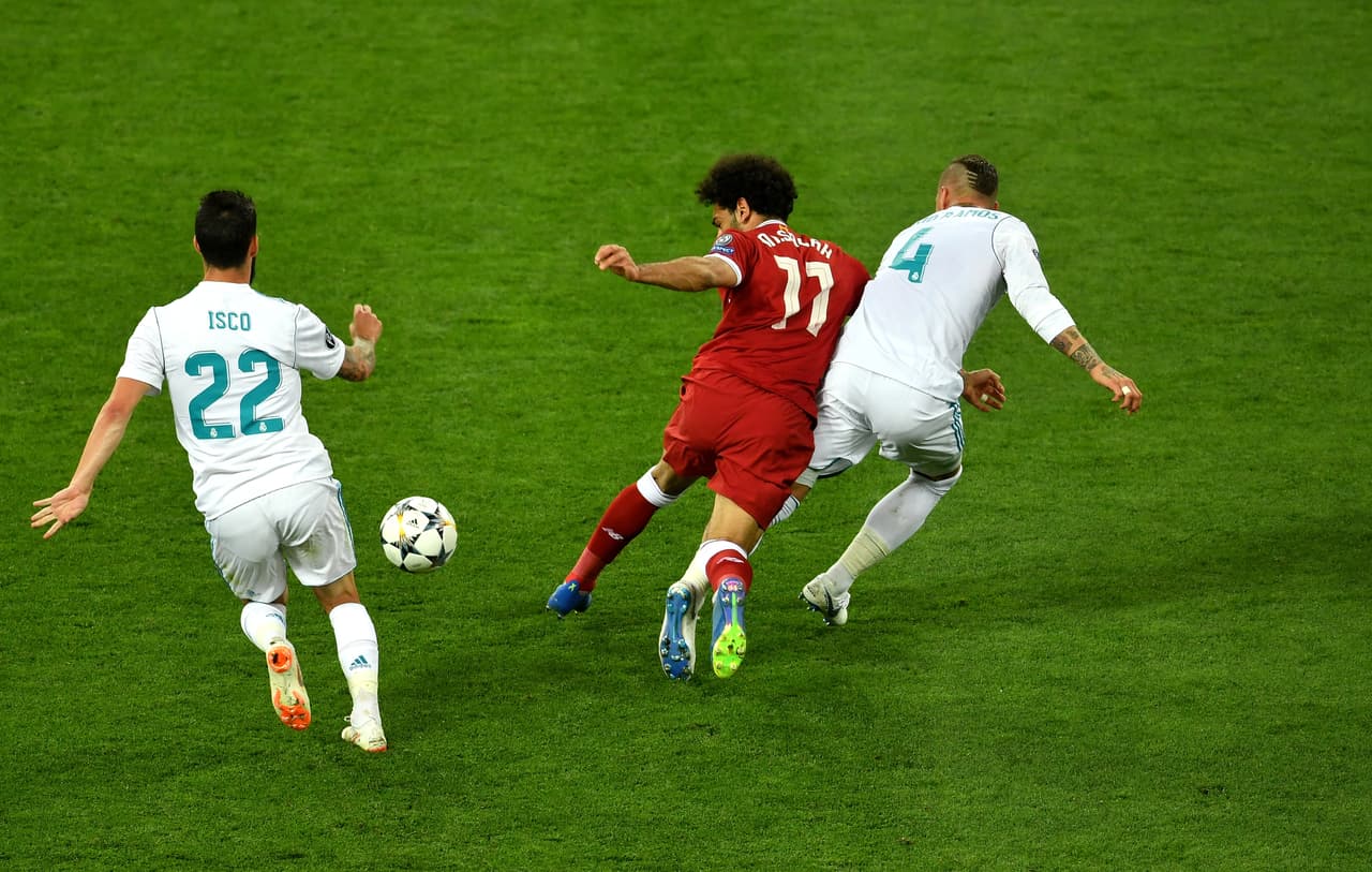 Sergio Ramos lastimó a Mohamed Salah en una jugada que ha generado mucha controversia.