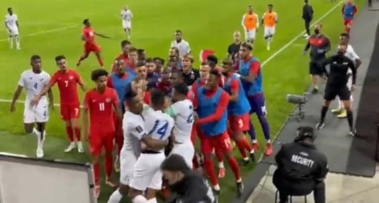 Alphonso Davies protagoniza bronca en el Canadá contra Panamá
