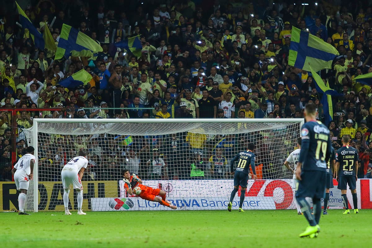 El arquero Sebastián Jurado detuvo el penal del paraguayo Cecilio Domínguez, cerrándose el primer tiempo con marcador de 3-1 para el América.