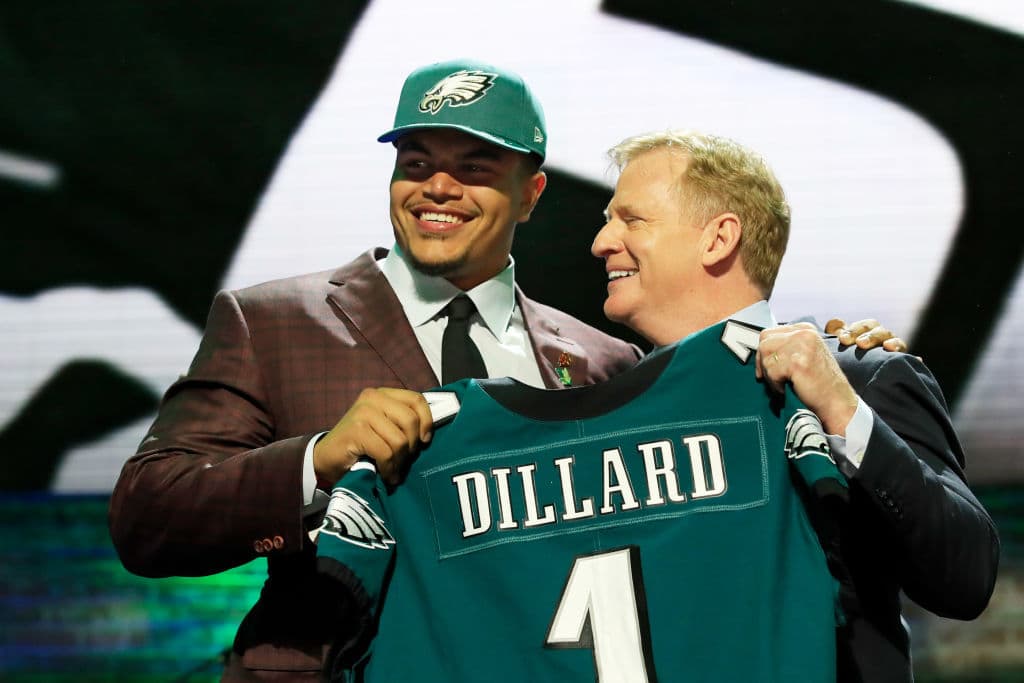 <b>22) Andre Dillard (Washington State</b>). El tacle ofensivo de los Cougars posa en la foto con Roger Goodell tras ser elegido por los Philadelphia Eagles en la posición 22.