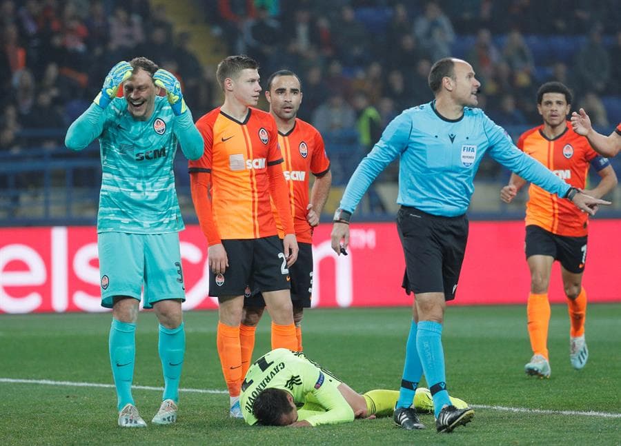 Después de dos tarjetas y tres cambios, al minuto 75 Dodo del Shakhtar anota y empata el partido 2-2.