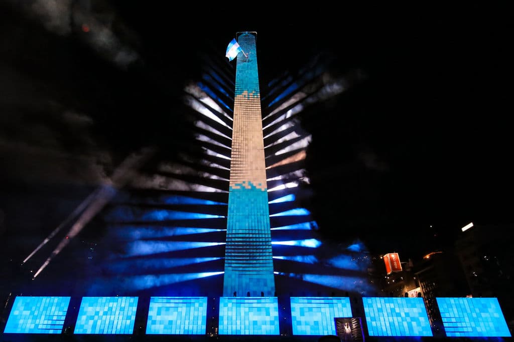 El Obelisco con los colores de la bandera de Argentina durante la ceremonia inaugural.