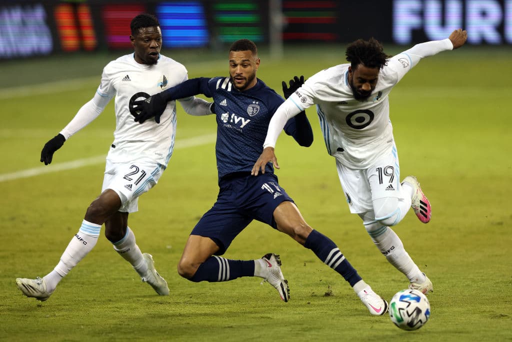 Emanuel Reynoso se luce con tres asistencias en el doblete de Kevin Molino y el gol de Bakaye Diabassy que les dan la victoria 0-3 sobre el Sporting Kansas City.