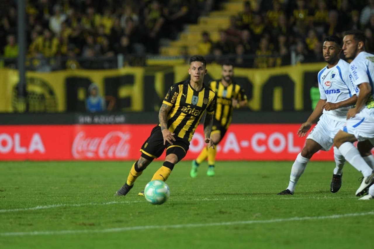Durante su paso por Peñarol, el joven atacante ha jugado clásicos ante Nacional y en Copa Libertadores ante rivales de entidad como Flamengo.