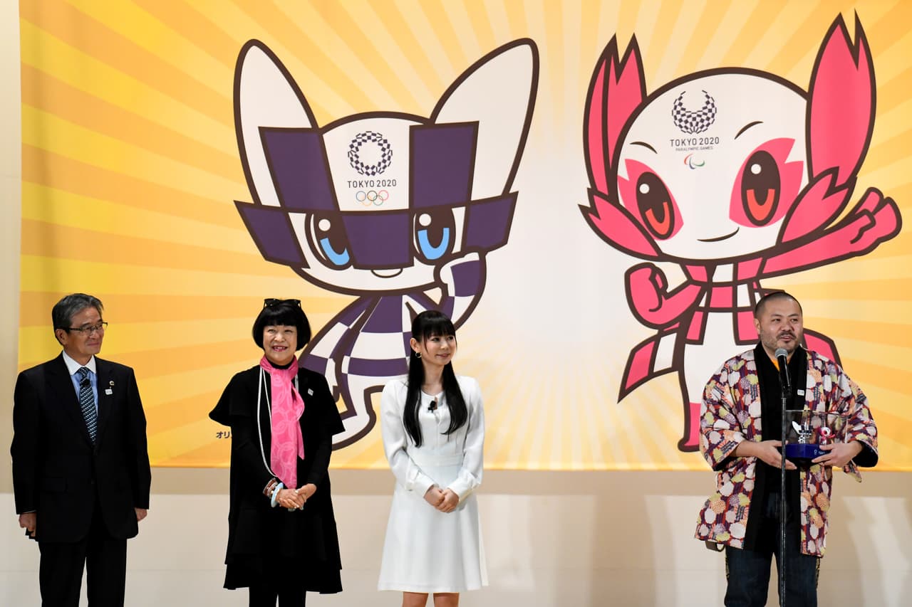 El personaje azul "puede desplazarse a cualquier lugar de forma instantánea", mientras que el rosa, de Paralímpicos, "puede hablar con las piedras y con el viento", explicaron los organizadores.