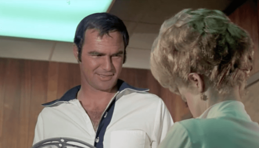 En el filme, Reynolds dirigió en prisión un equipo de fútbol americano que sufría el acoso de los custodios y buscaban la manera de vengarse. Todo se definió en un partido en el emparrillado.