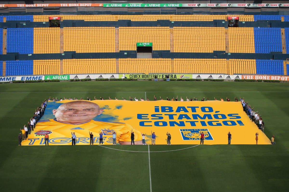 En el 'Volcán' se reunieron jugadores y leyendas de Tigres para manifestar su apoyo por una pronta recuperación del exjugador y entrenador Oswaldo Batocletti, que se encuentra delicado de salud.