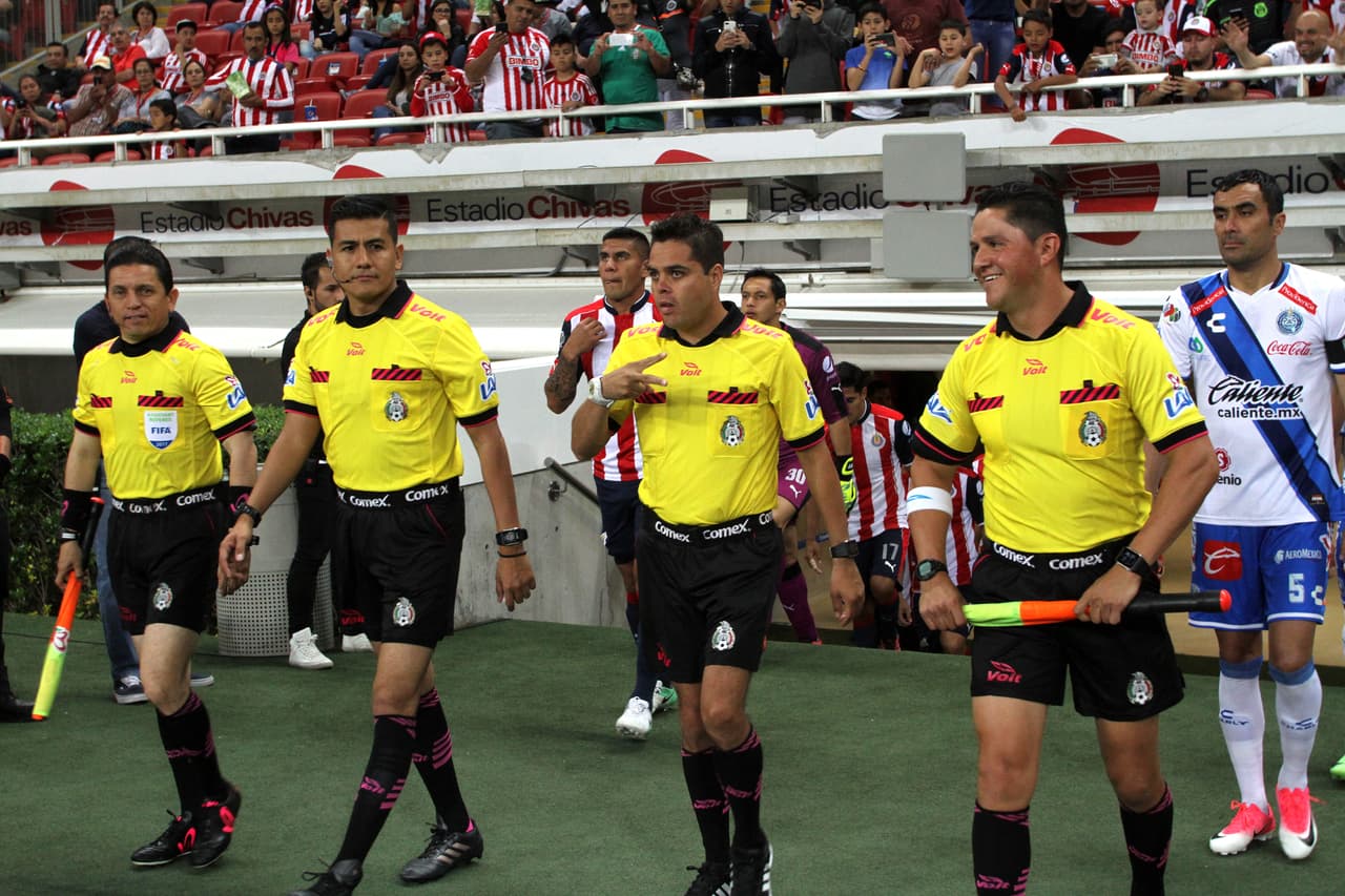 El árbitro central fue Miguel Ángel Chacón. Mostró 5 tarjetas amarillas y 2 rojas durante el encuentro.