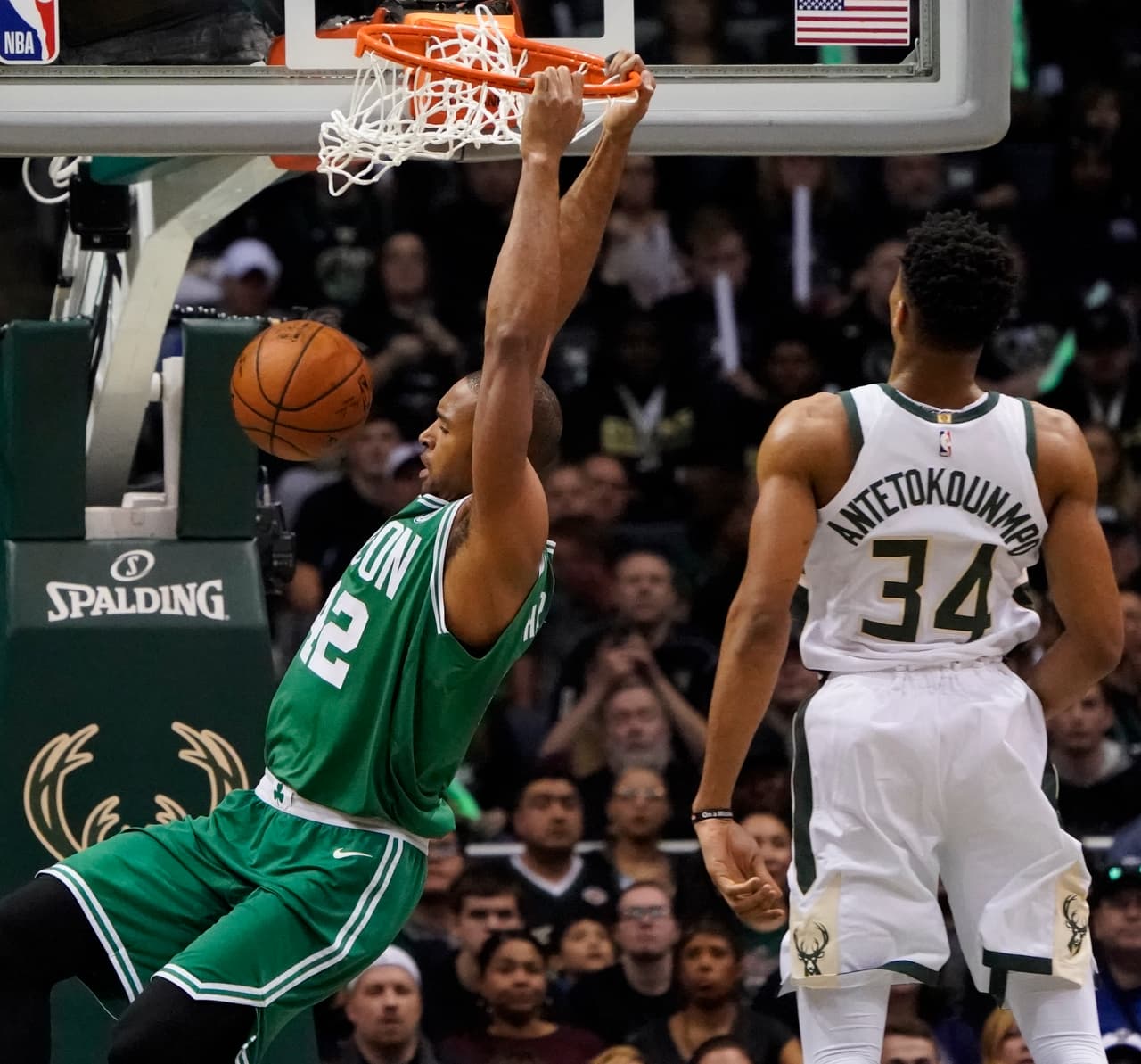 En los primeros minutos del primer cuarto, Al Holford apareció con una clavada potente para comenzar a poner emoción.