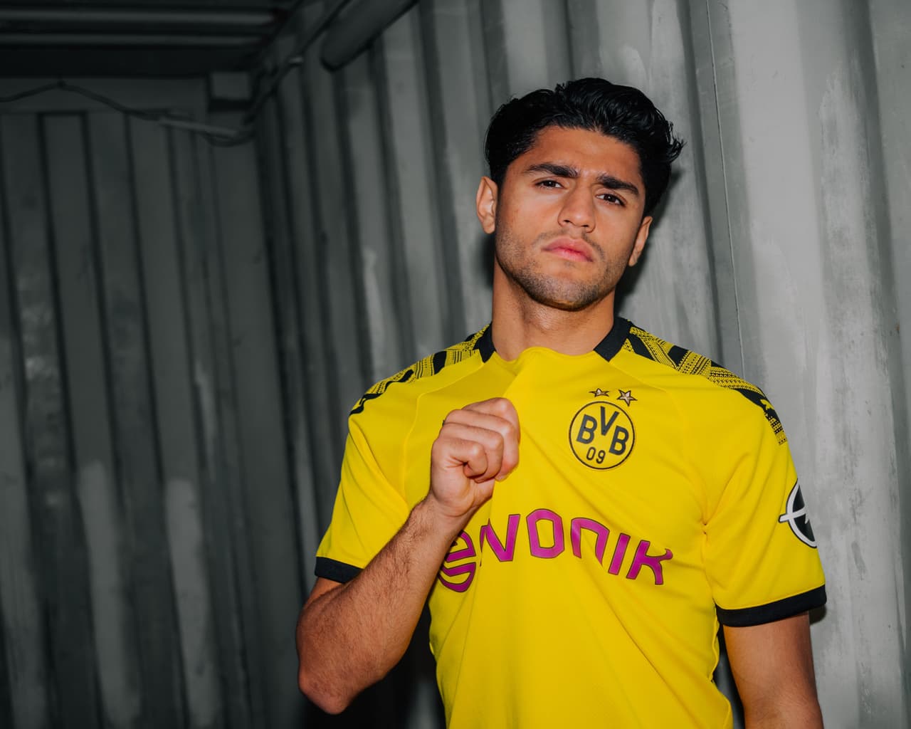 Borussia Dortmund realizó el lanzamiento de su nueva playera (con las tres de portero) para la siguiente temporada la cual usará por primera vez ante Borussia Monchengladbach en el cierre de la Bundesliga. El diseño abandona las mangas negras y regresa a una franja de ese color sobre los hombros con patrones. Además, celebra los 110 años del club con una frase en el cuello: "Ayer, hoy, mañana, para siempre".