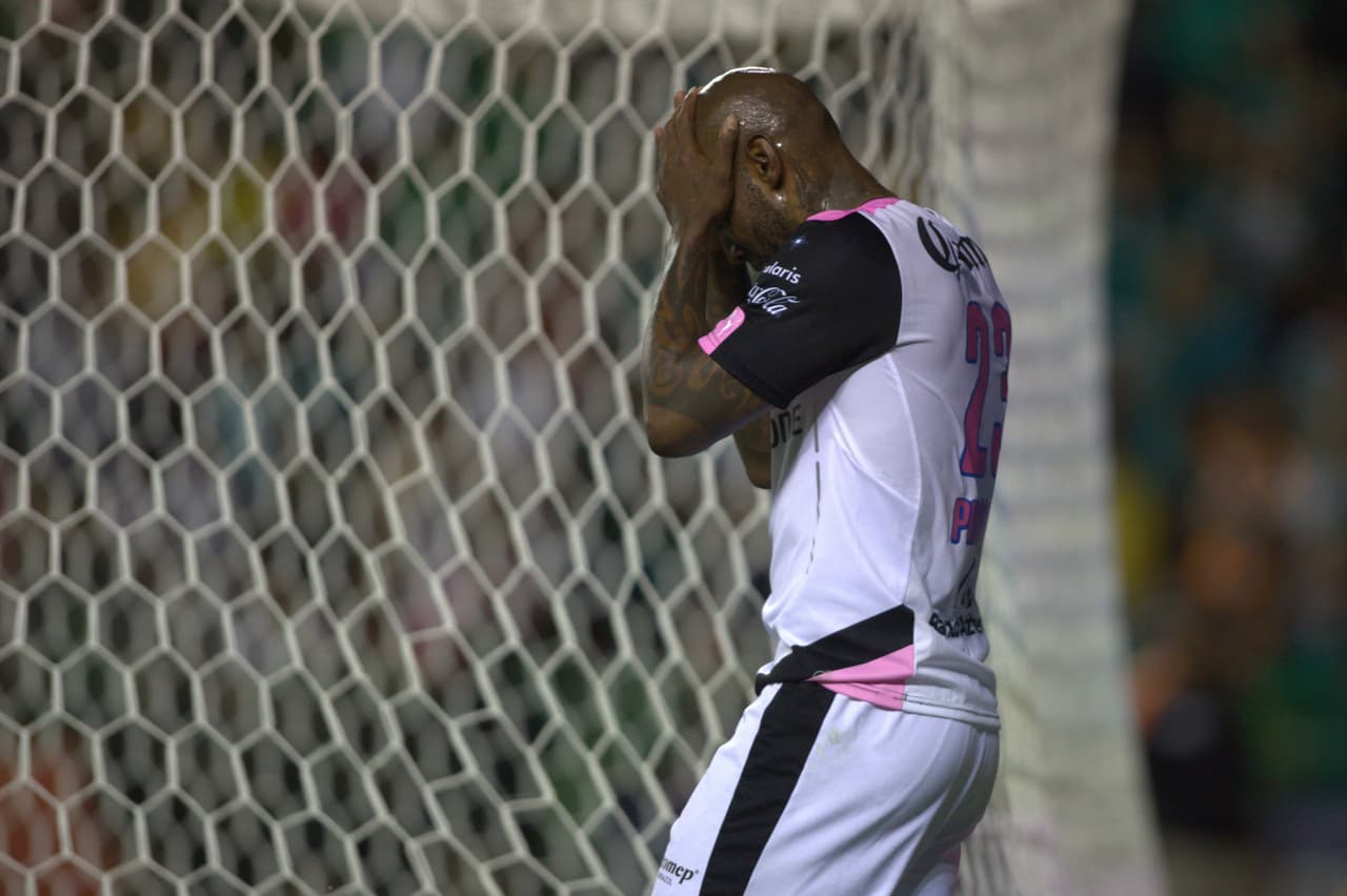 El defensor panameño del Atlas, Felipe Baloy, provocó una falta dentro del área al minuto 5 del partido, provocando que su acción se convirtiera en gol en contra desde los primeros minutos del partido.