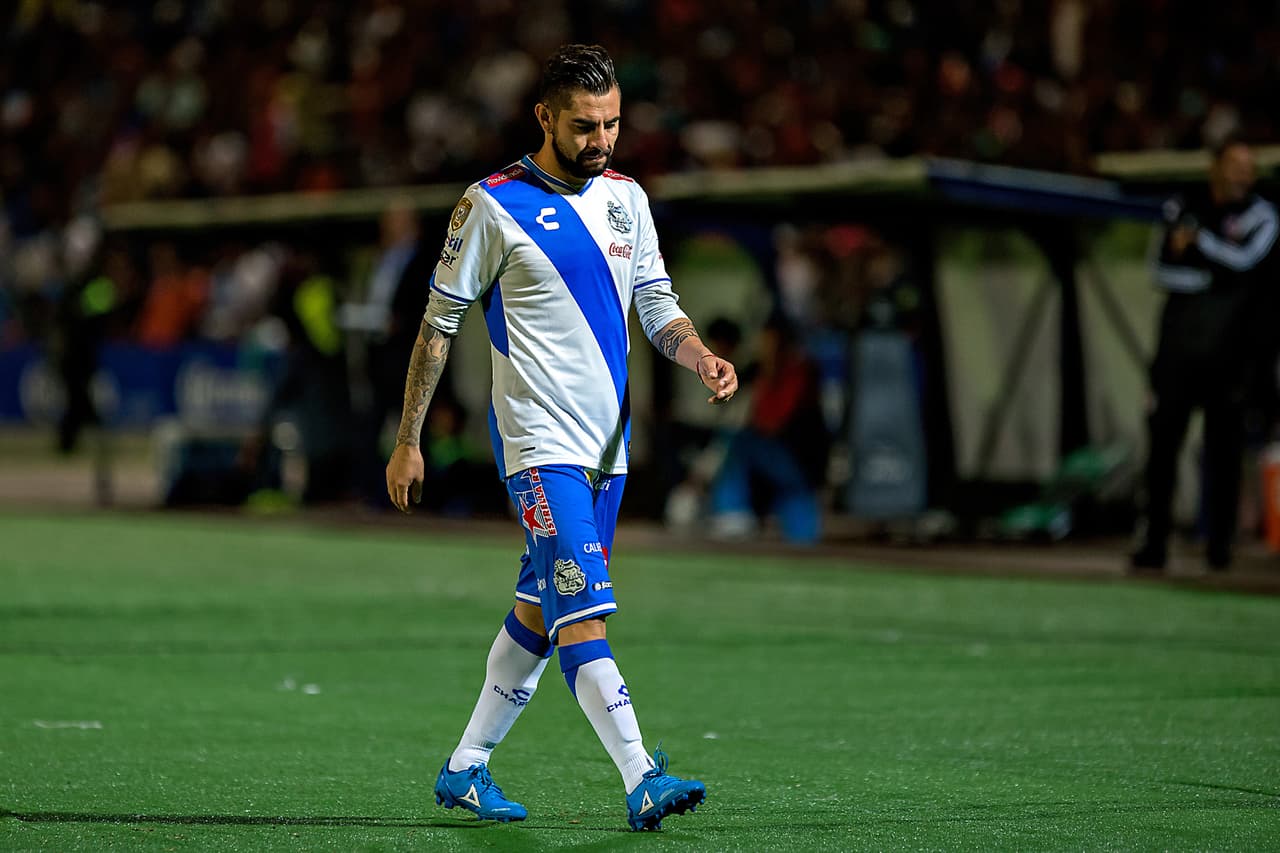 Más tardó en calentar el jugador de la Franja, Flavio Santos, que lo que estuvo dentro del terreno de juego, el delantero entro de cambio por Luis Gabriel Rey al minuto 64, pero segundos después recibió la tarjeta roja directa por una fuerte entrada.