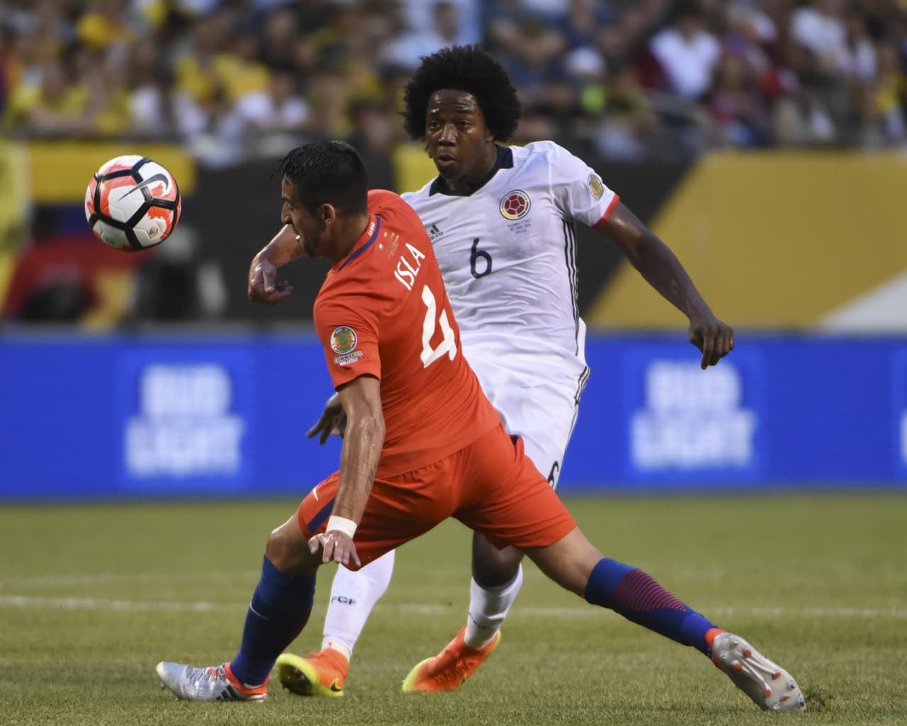 7. Carlos Sánchez – Tardó en reponerse del baile que Chile le estaba dando al equipo colombiano. Mejoró conforme avanzaron los minutos y fue quien más balones recuperó en la primera parte. Se pasó por fuerza desmedida en un par hasta el descanso. Luego de la reanudación, y cuando todo era calma, fue expulsado al 57' por un puntapié sobre Silva. Calificación (6)