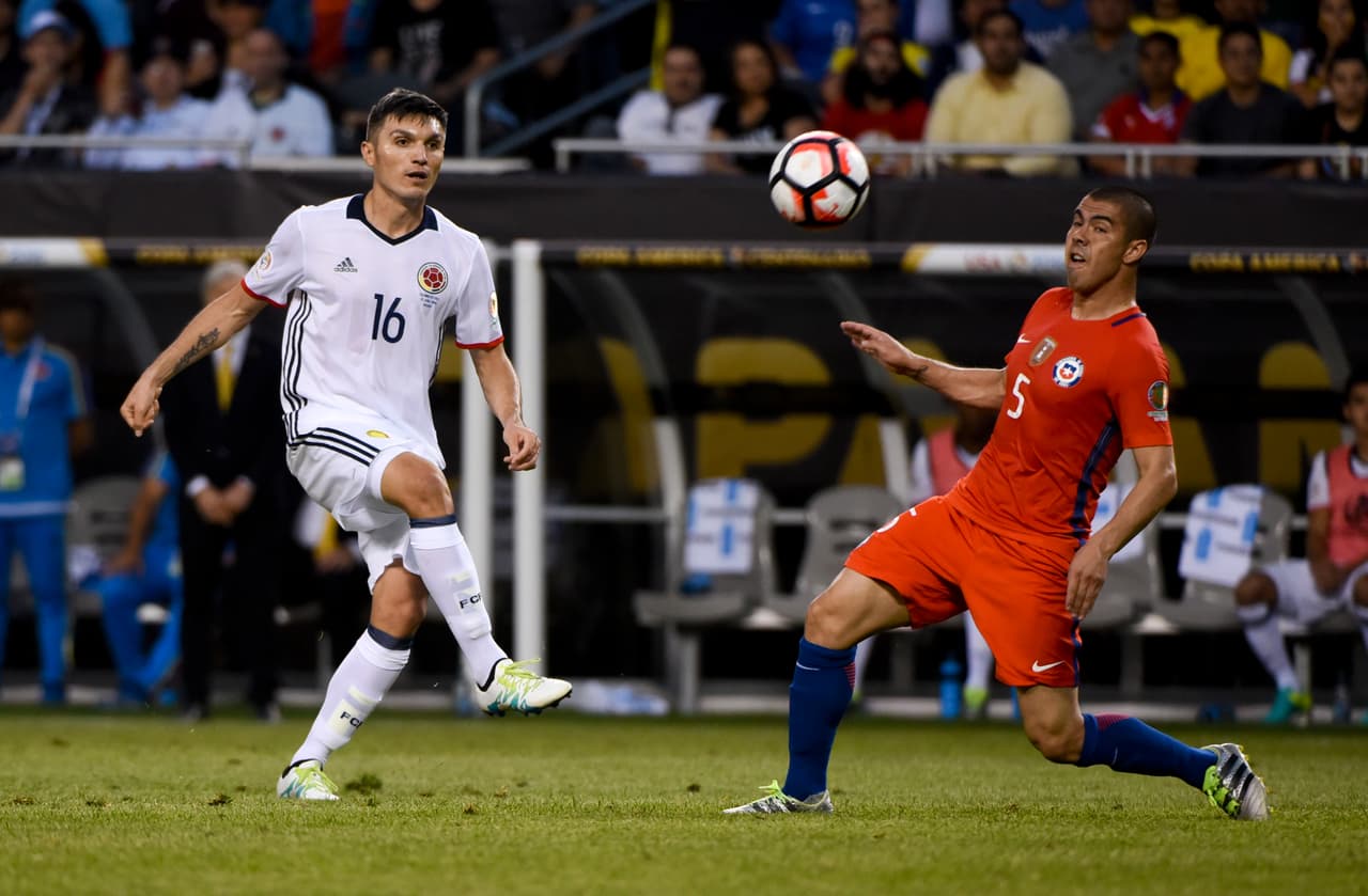 16. Daniel Torres – El otro medio de recuperación de la selección cafetalera fue el que puso la garra y peleó al tú por tú cada pelota con Silva y Hernández que en un choque con él salió lesionado. Robó muchos balones, se apoyó mucho en James y no se arrugó para disputar esa zona del campo. De lo mejor de Colombia. Calificación (8)