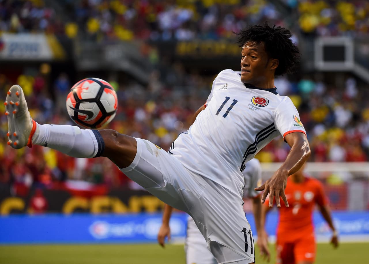 11. Juan Cuadrado – Apenas arrancando el partido fue partícipe de un error accidental dándole el balón a Charles Aránguiz para poner el 1-0. En la jugada buscaba rechazar el balón que iba para Alexis pero lo regaló. No anduvo fino en el toque y tardó mucho en sumarse al ritmo de juego de Cardona y James. Se aventó un centro de rabona y no mucho más hasta acabar en la banca. Calificación (6)