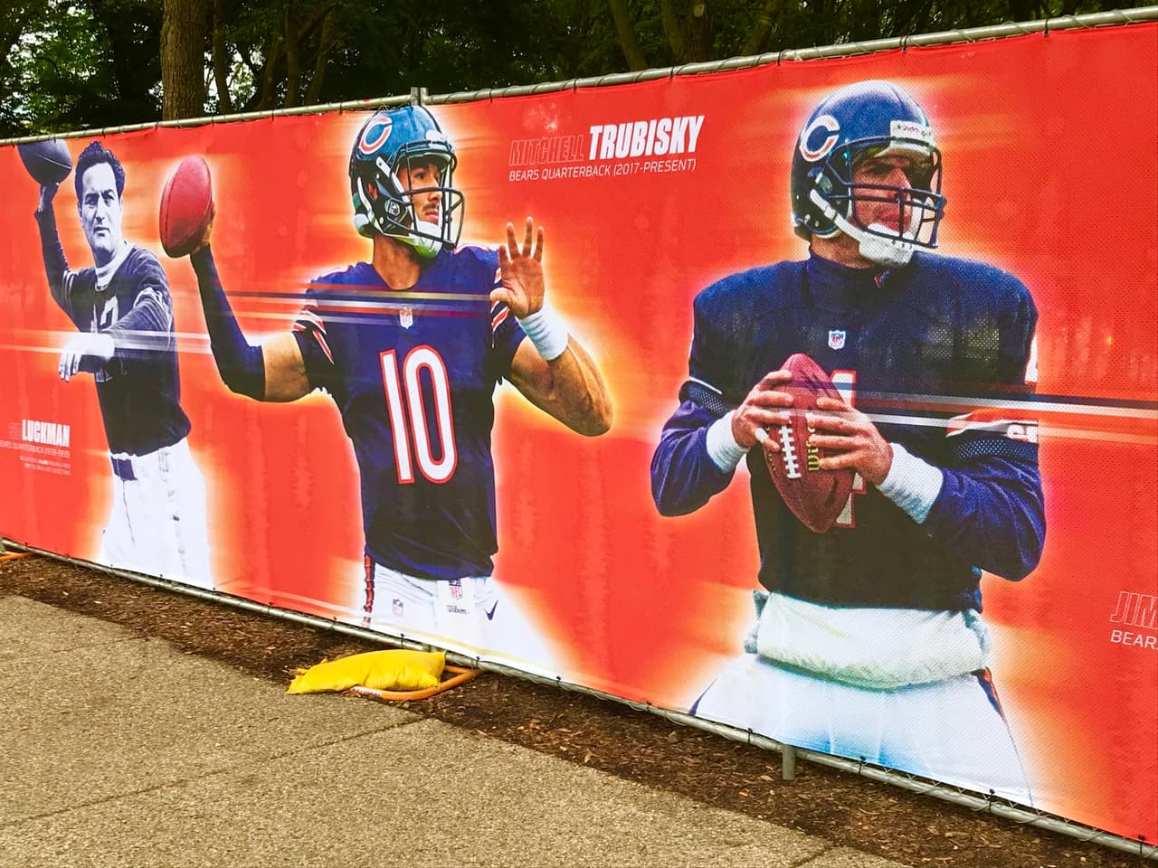 Además de ver el partido, los asistentes podrán disfrutar de música de artistas como, Meghan Trainor y Meek Mill. También habrá oportunidades de tomarse fotos, pedir autógrafos, y actividades para niños y adultos.