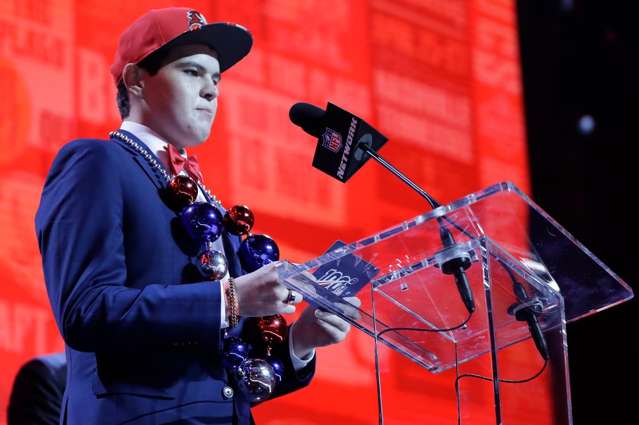 Para el quinto pick, se vivió un momento muy especial cuando Kacey Reynolds, de 19 años, anuncia al linebacker de Louisiana State, Devin White, para los Tampa Bay Buccaneers, como parte de una fundación. Este chico pidió ese deseo y combate al cáncer.