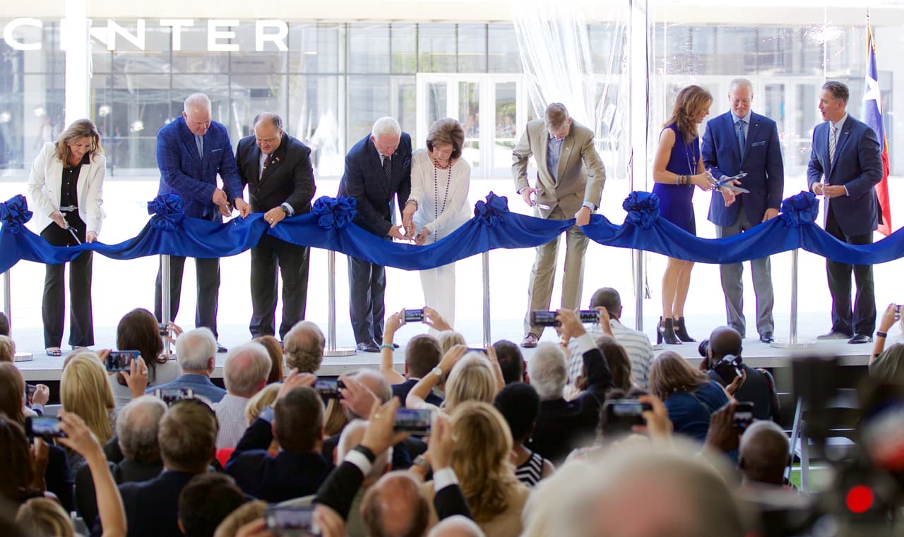 El dueño del equipo, Jerry Jones, junto con su esposa y ejecutivos de los Cowboys, cortaron el listón azul para inaugurar las instalaciones.
