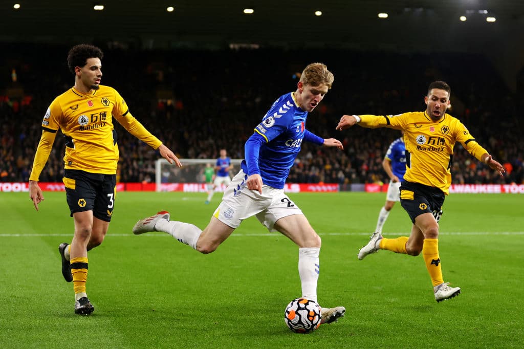 Wolverhampton se impone en el Molineaux ante Everton 2-1, durante la Jornada 10 en la Premier League. Max Kilman anotaba el primero para los locales al 28', pero Alex Iwobi emparejaba el partido a los 66' pero un golazo del mexicano Raúl Jiménez, le dio la victoria a los Wolves sobre los Toffees.