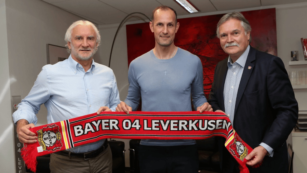 Heiko Herrlich (centro) nuevo entrenador del Bayer Leverkusen