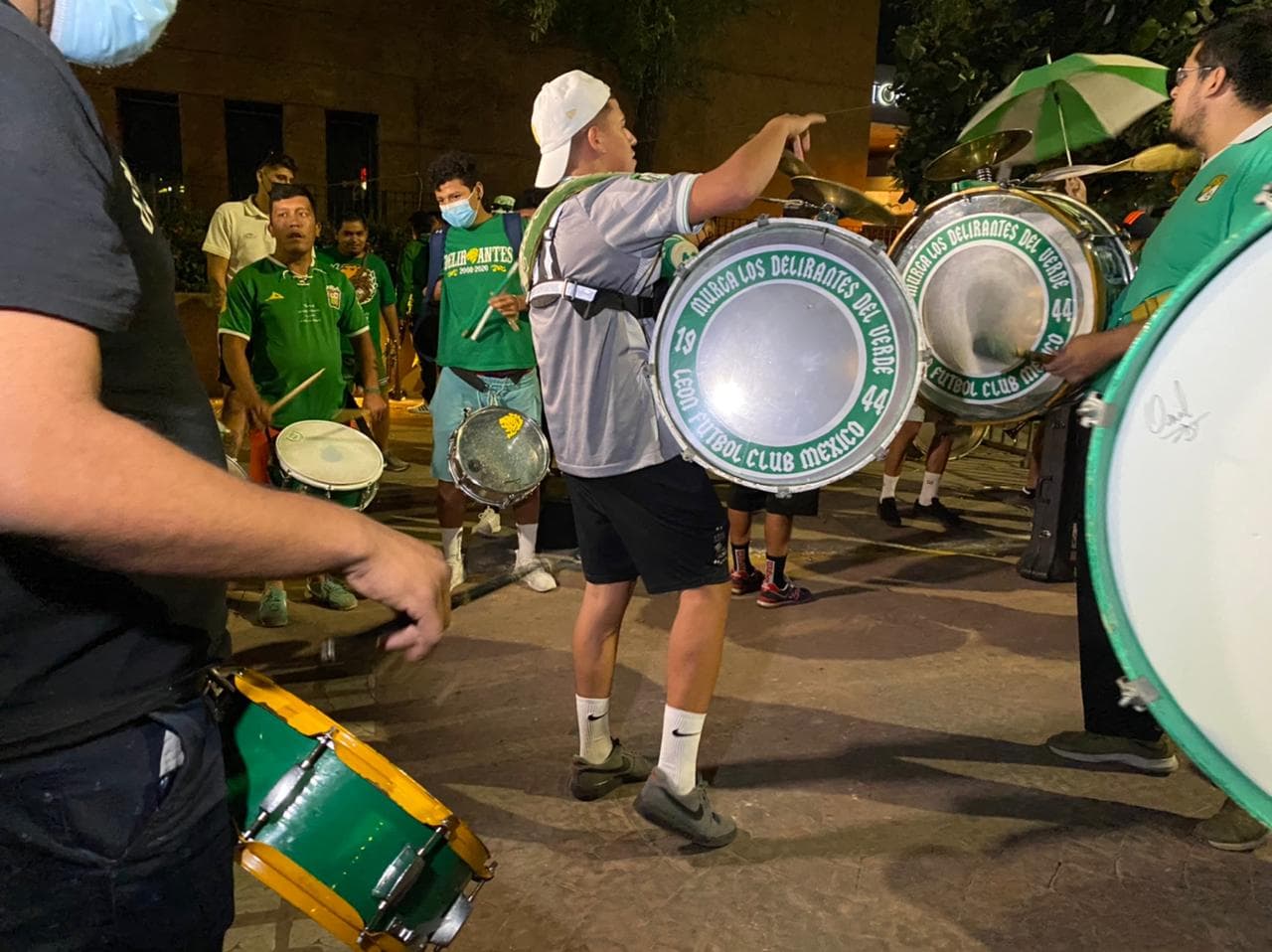 Los equipos llegan al estadio y son recibidos por miles de aficionados de la fiera, que quieren ver a su equipo levantar la novena copa de Liga MX.