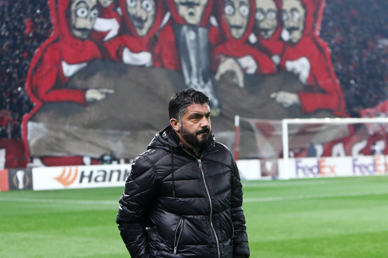 Con una gran pancarta de fondo el emproblemado técnico Genaro Gattuso tratando de hacer de tripas corazón para que la atmósfera no le afectara ni a él ni a sus jugadores.