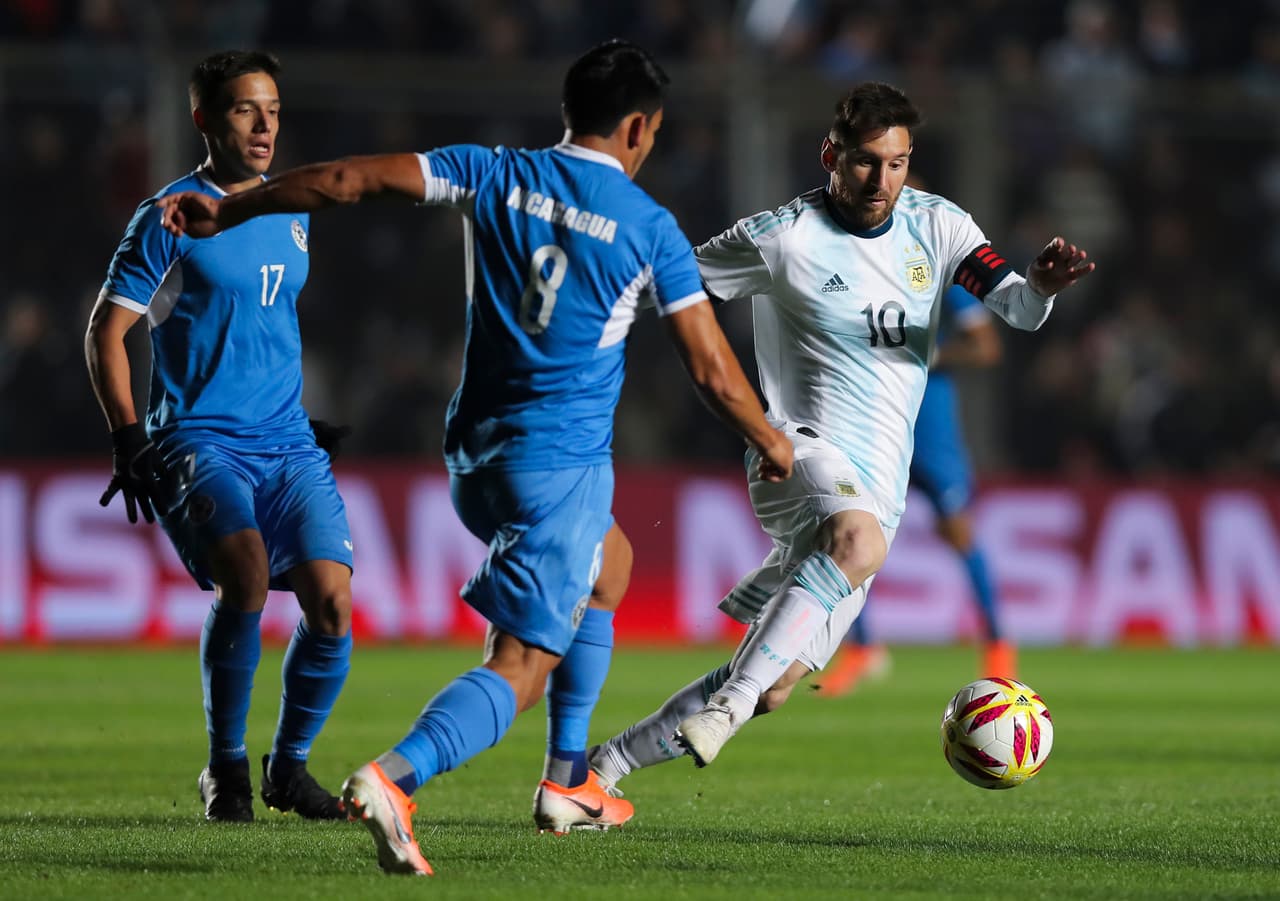 Los defensores de la selección centroamericana buscaban evitar las picardías del '10' a toda costa.