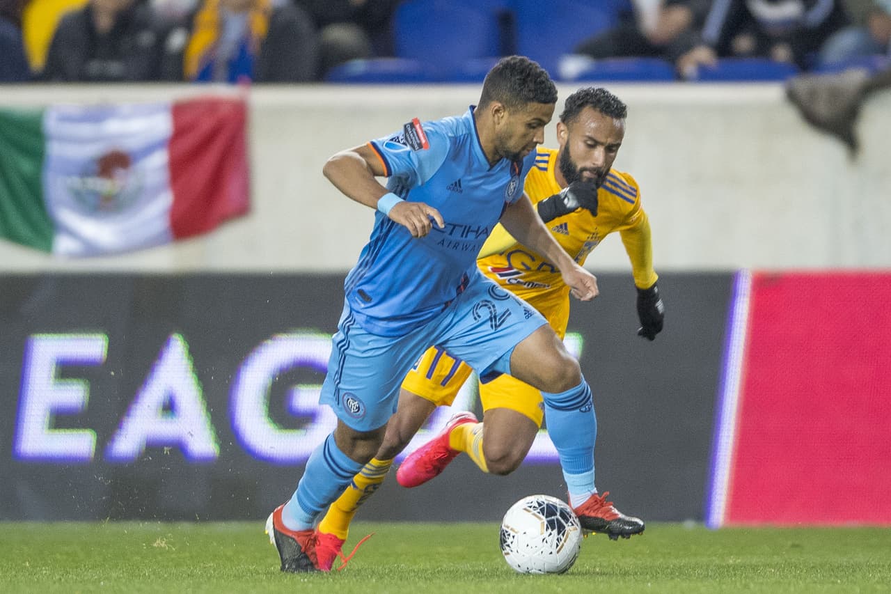 Ismael Tajouri driblea y logra quitarse la marca del delantero Jordan Sierra.