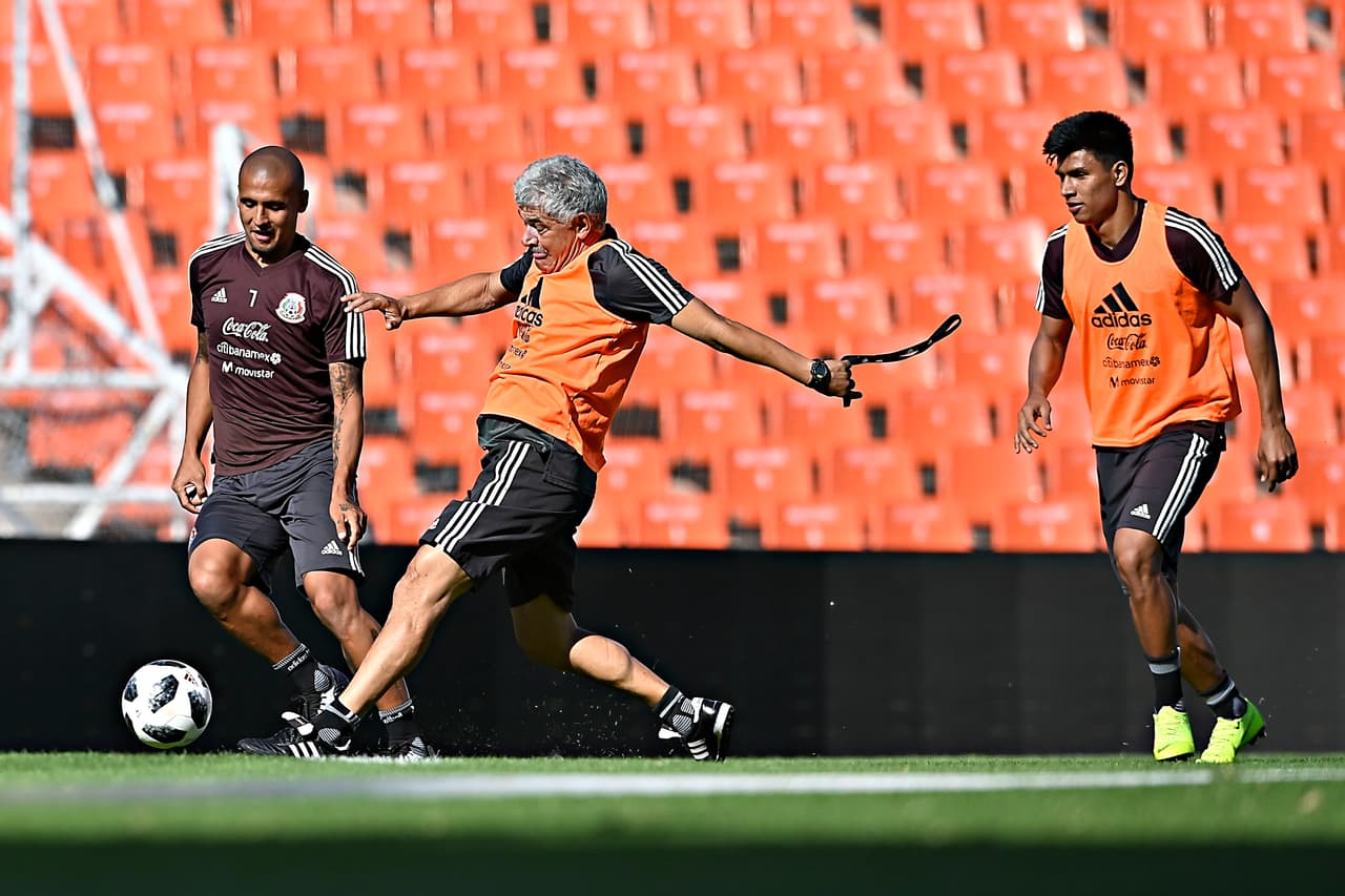 Vio y le dieron ganas. Tuca Ferretti no se pudo resistir de participar en el partidito que organizaron en la práctica. Aún se le ve pinta de futbolista en activo.