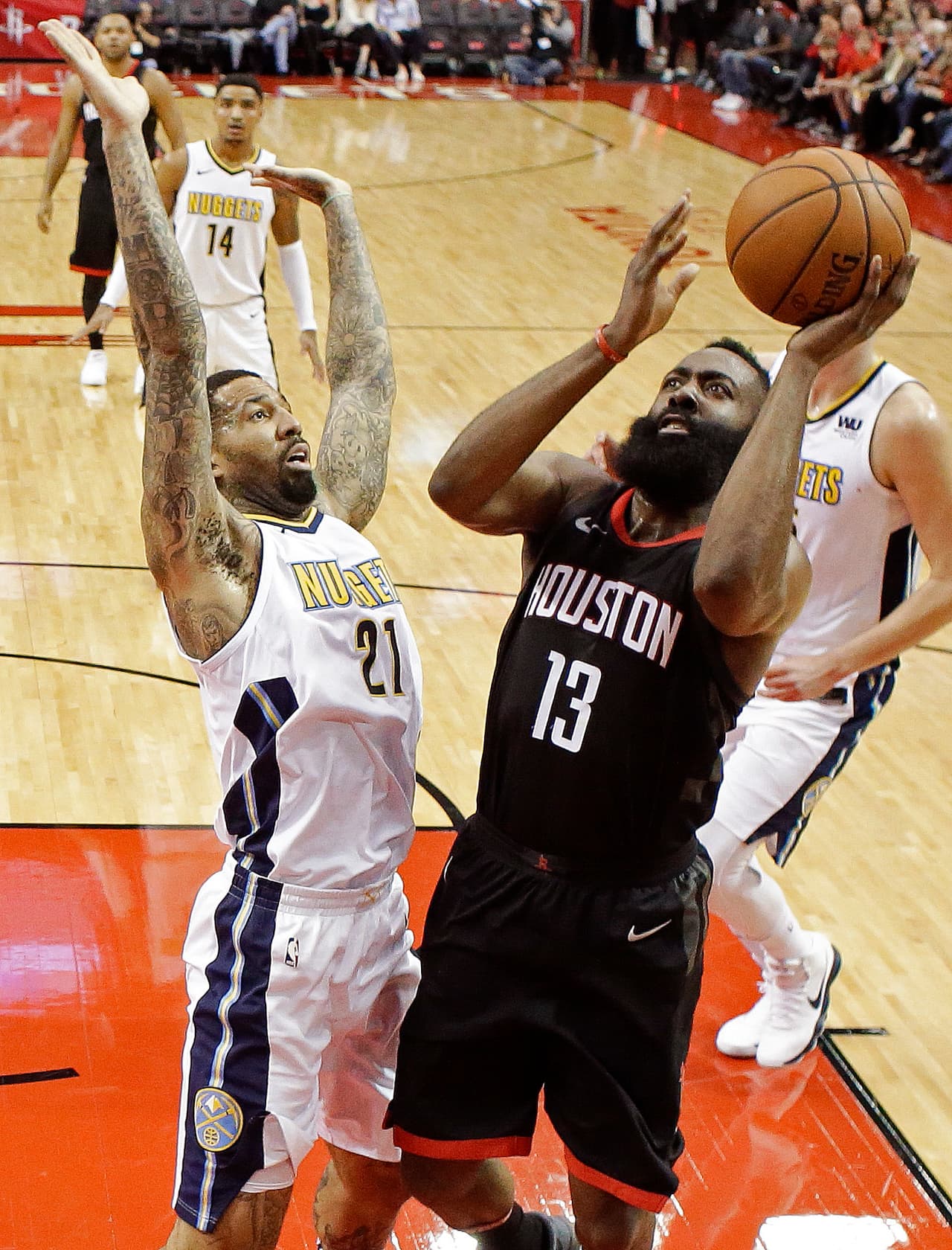 James Harden anotó 28 puntos, Clint Capela sumó 23 unidades y la máxima cifra de rebotes de su carrera con 25 y Houston Rockets apalearon 130-104 a Denver Nuggets.