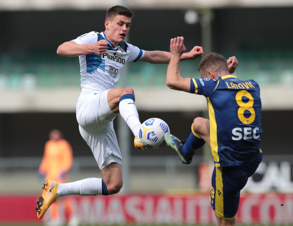 Con goles de Ruslan Malinovski y Duván Zapata, Hellas Verona cayó ante el Atalanta en casa y los de Gian Piero Gasperini se mantienen en cuarto lugar de la tabla en la Serie A.