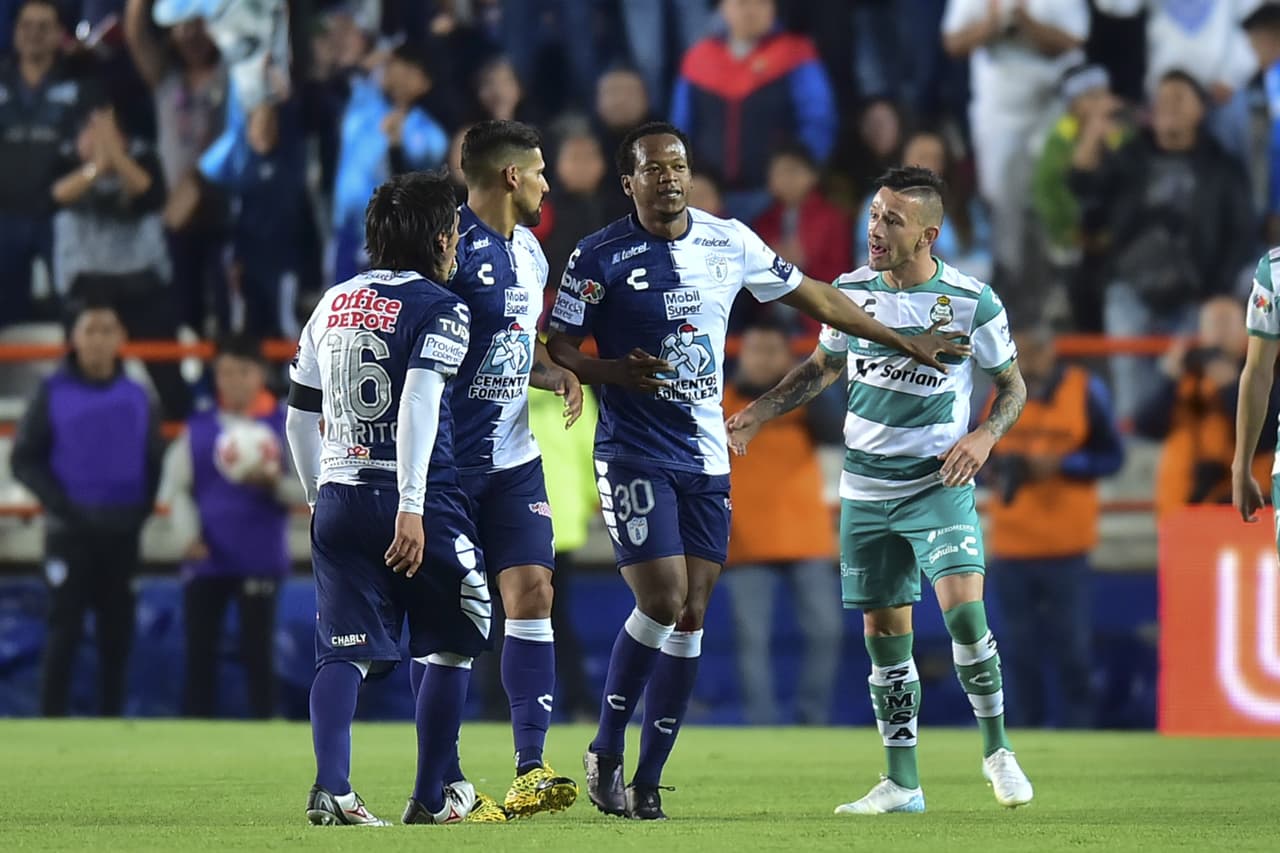 Brian Lozano pidió una falta y los jugadores de Pachuca celebraron con euforia.