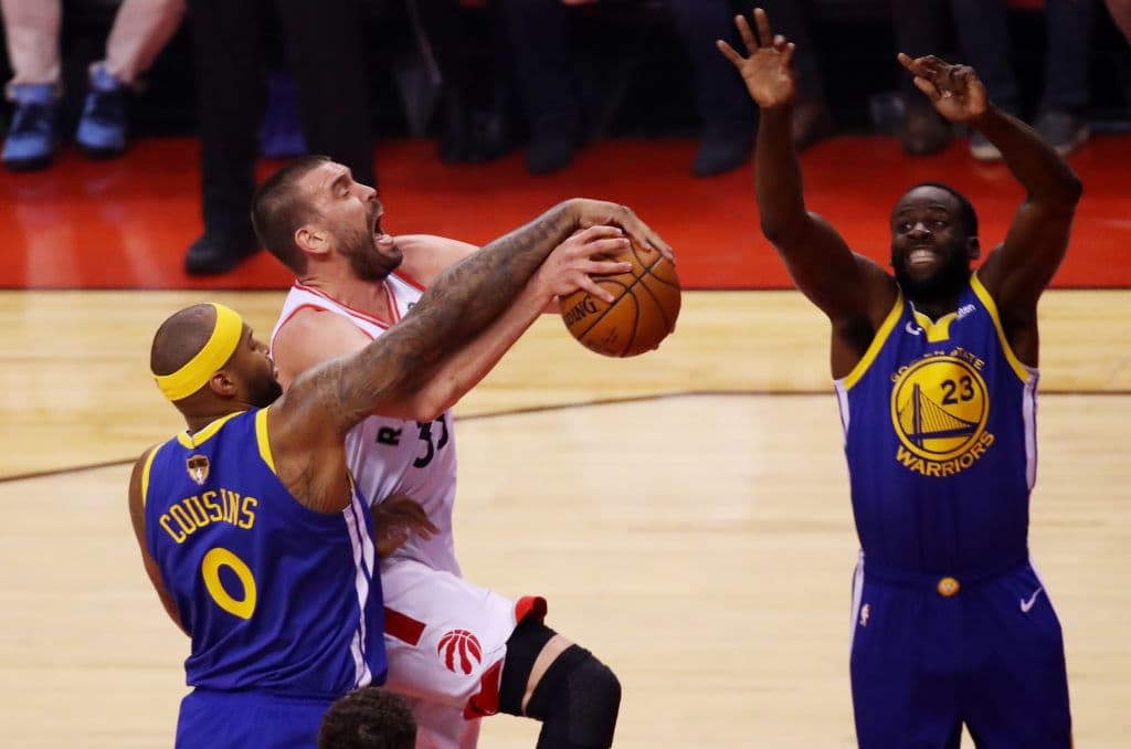 Lo que quedó muy claro desde el inicio mismo del partido es que la defensa de Golde State iba a mejorar sobremanera. Aquí el trabajo de un DeMarcus Cousins que inició como titular el partido, no le daba respiro a Marc Gasol, quien brilló en el Juego 1 por los Raptors.